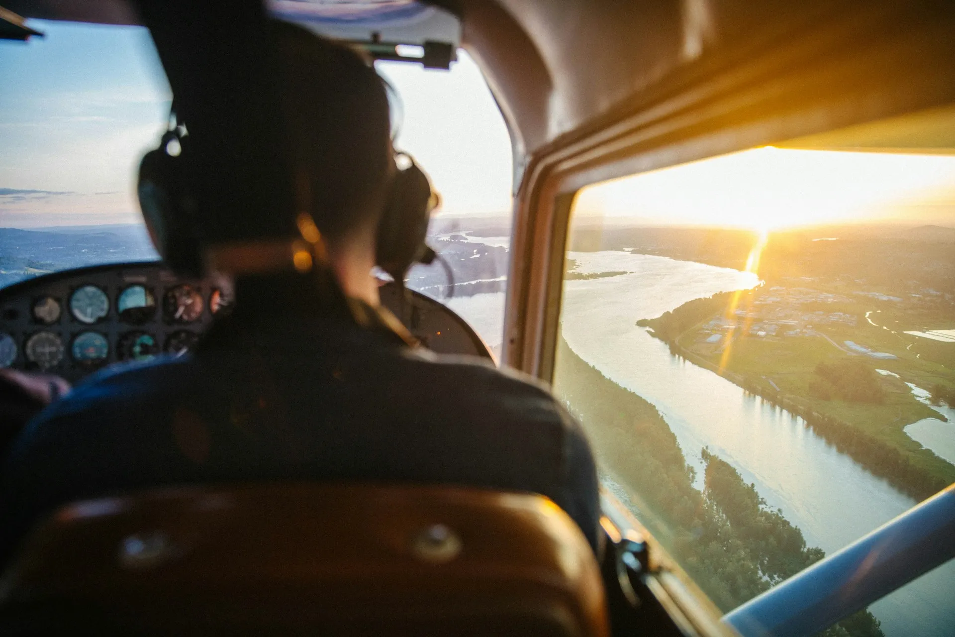 universal flight training CFI cover, sourced from unsplash, picture by Avel Chuklanov