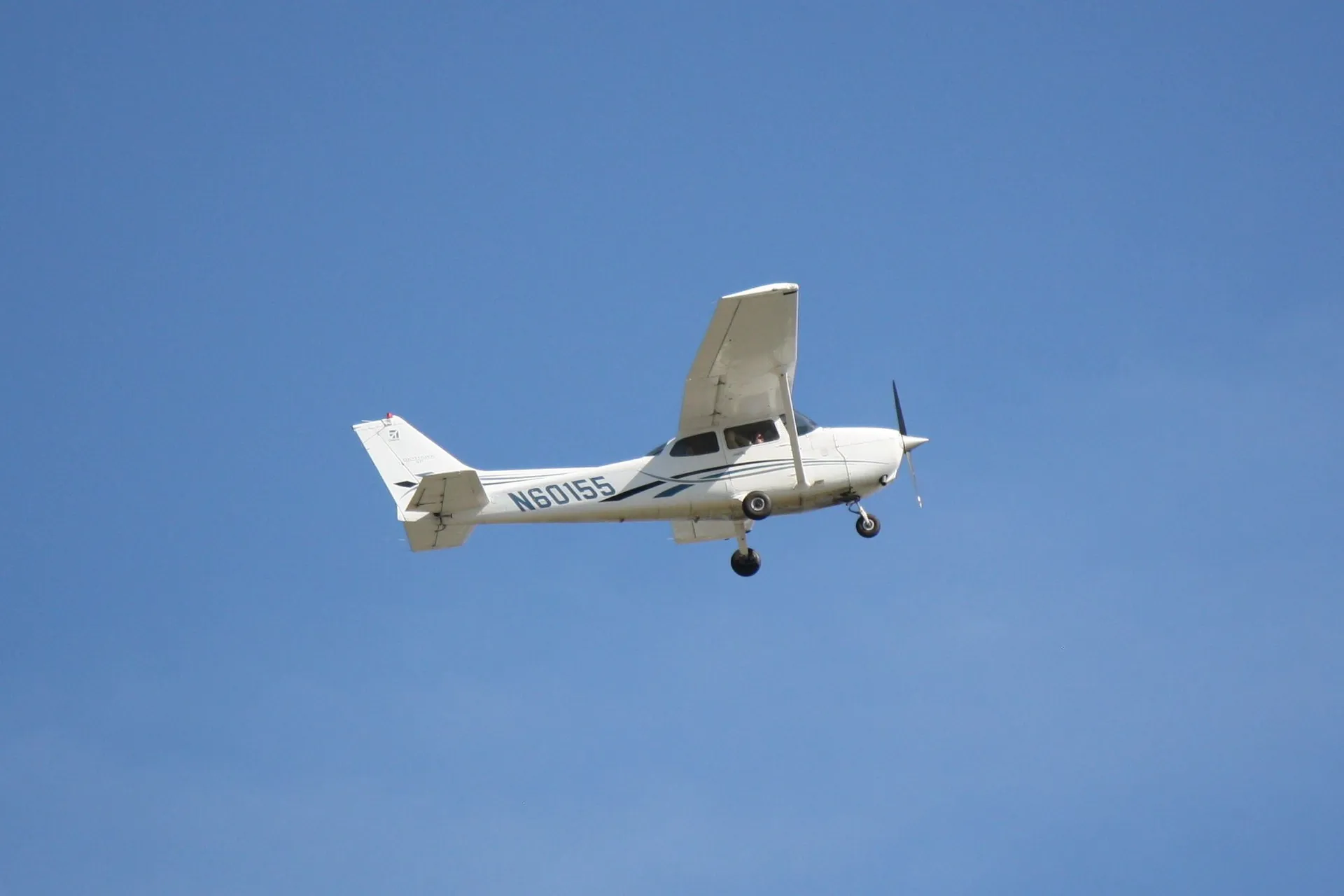 Universal Flight Training Cessna Skyhawk 172s flying