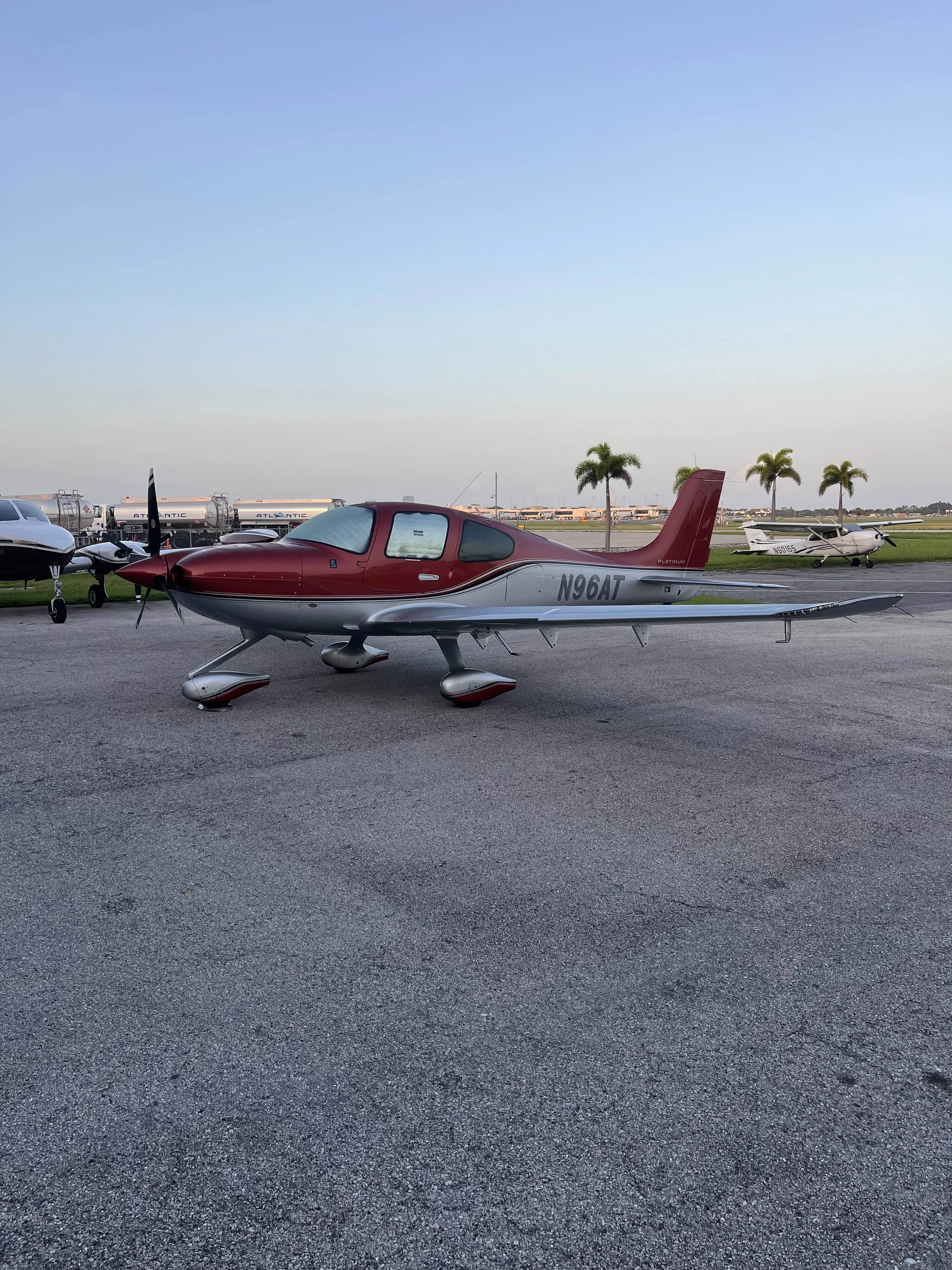 Universal Flight Training Cirrus SR22-G6 N96AT on the tarmac