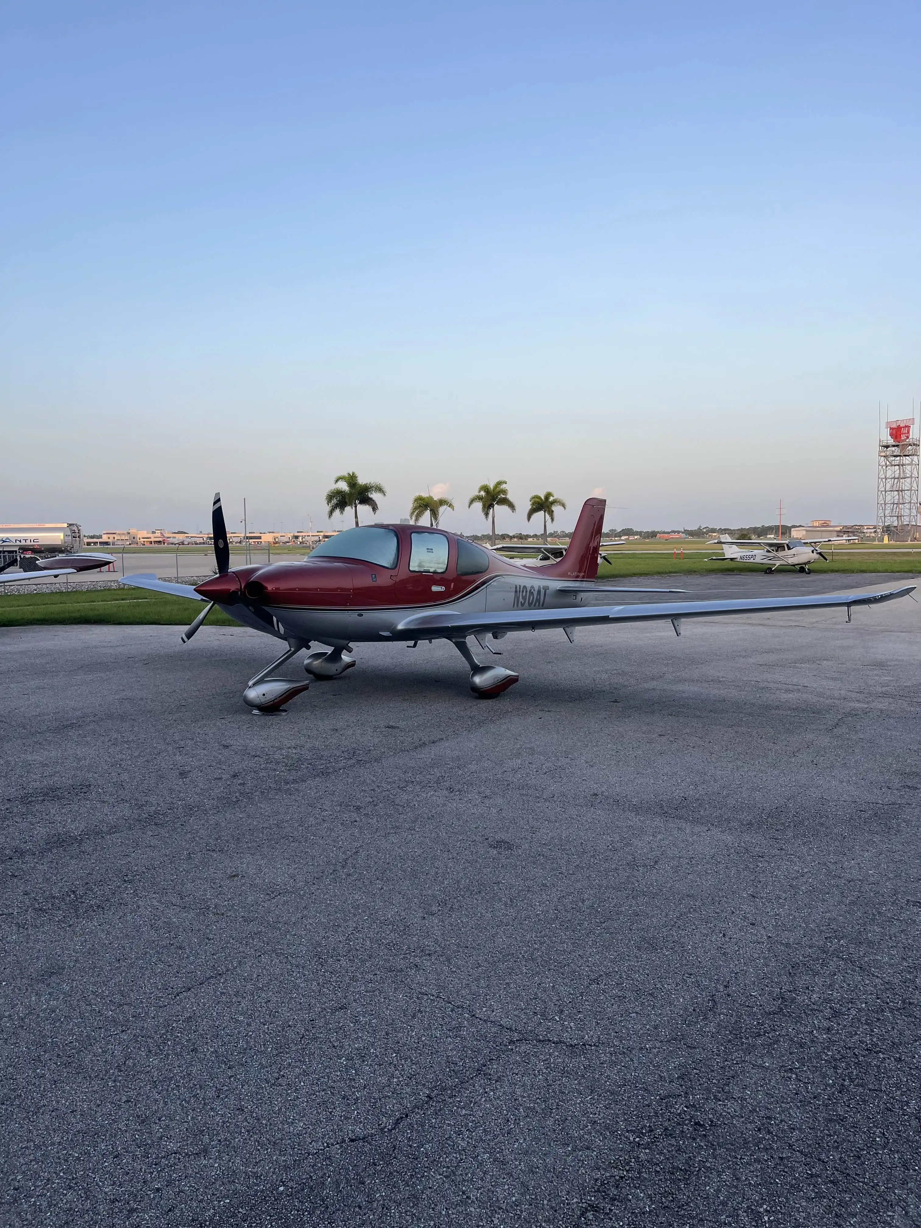 Universal Flight Training Cirrus SR22-G6 N96AT on the tarmac